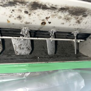 エアコンの吹き出し口と風向板に出た黒いカビ
